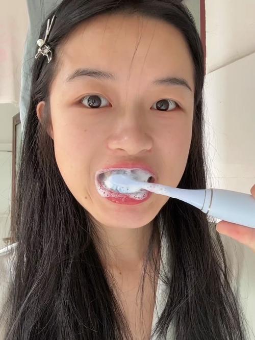 木质浴室镜边缘沾了星星点点牙膏泡沫的特写