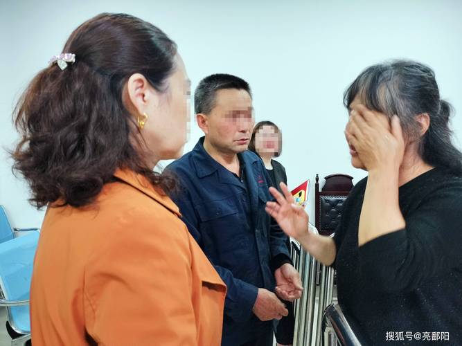 法院门口离婚争夺子女抚养权当事人交谈场景