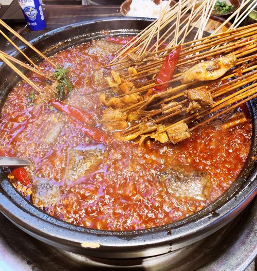 苍蝇馆子串串锅热气腾腾