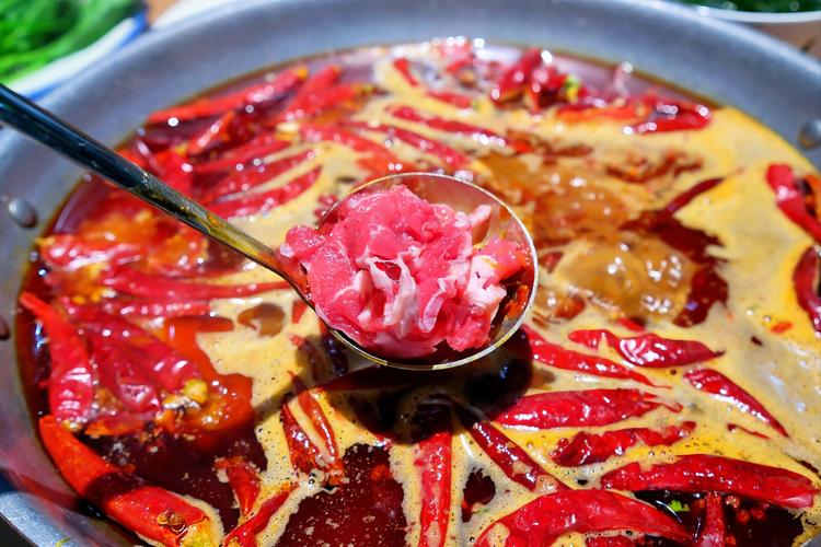 沸腾的牛油火锅红汤特写