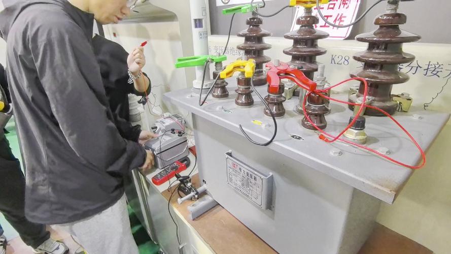 配电柜验收现场摇测绝缘电阻