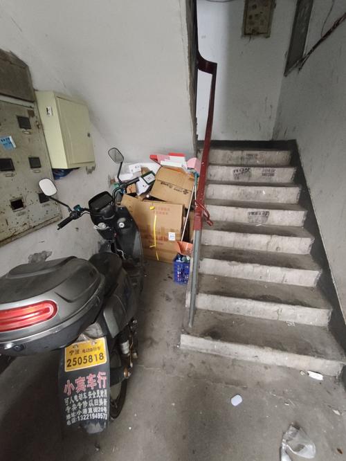 城市小区楼道堆放杂物相邻权纠纷场景图
