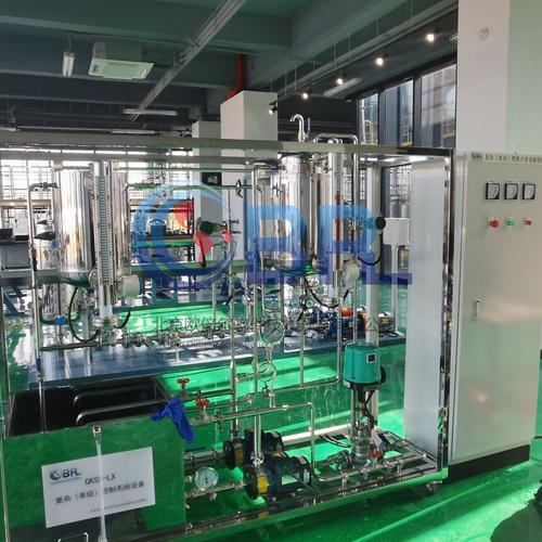 现代化化工厂房内的多参数工业仪表集群