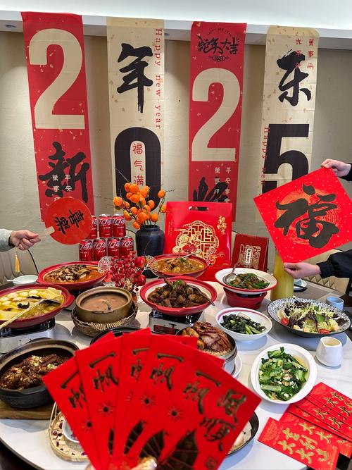 工业家族年夜饭场景,桌上摆着零件