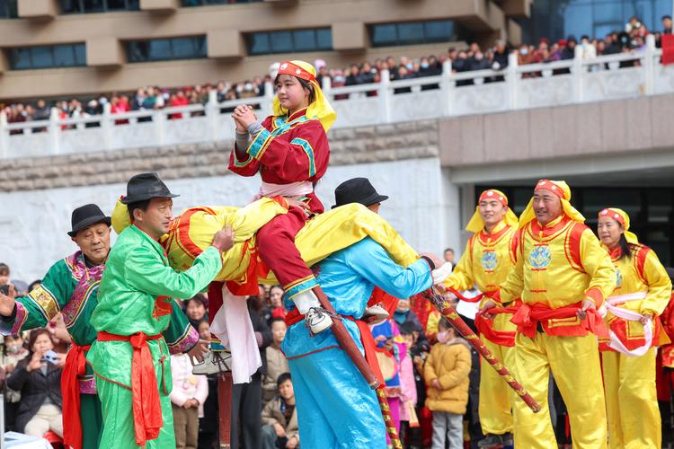 湖北南漳东巩高跷花鼓乡村表演现场