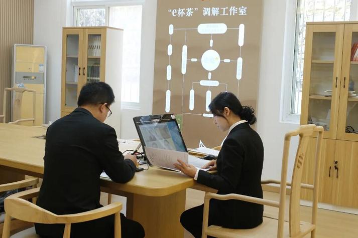 街道调解室值班室旧水杯笔记本桌面