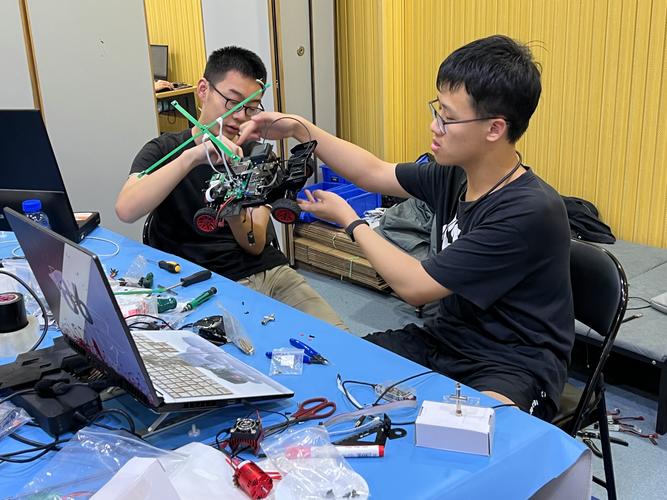 工人手把手教协作机器人技能学习
