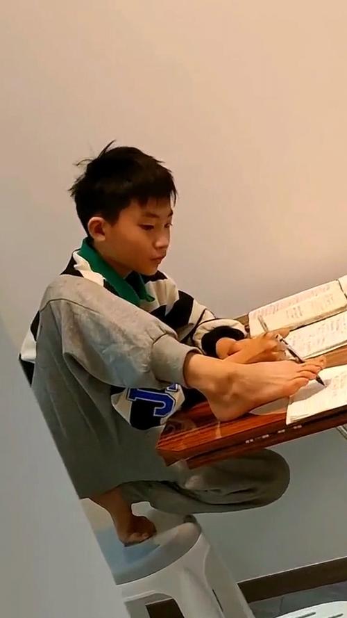 小学餐桌旁孩子攥着错的默写纸低着头