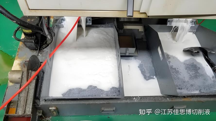 切削液泡沫堆积在机床表面
