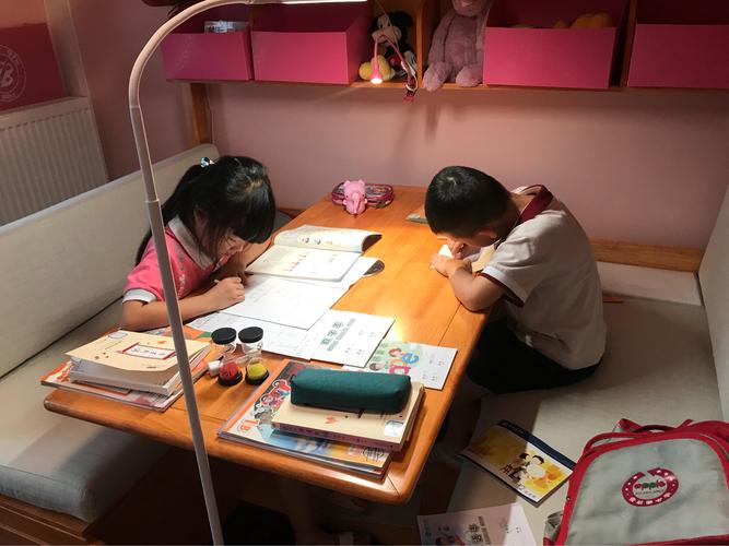 家庭书桌亲子做语文作业实拍