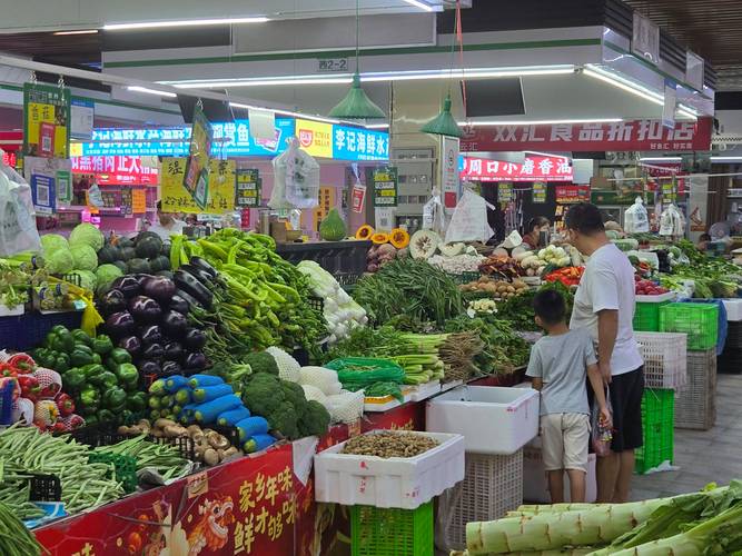 中国菜市场傍晚打折蔬菜水果摊位实拍