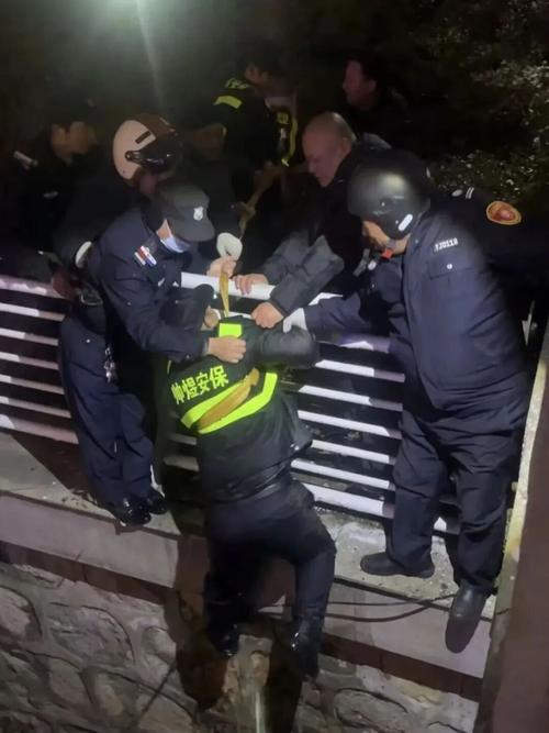 普通市民手机拍摄街头突发新闻现场