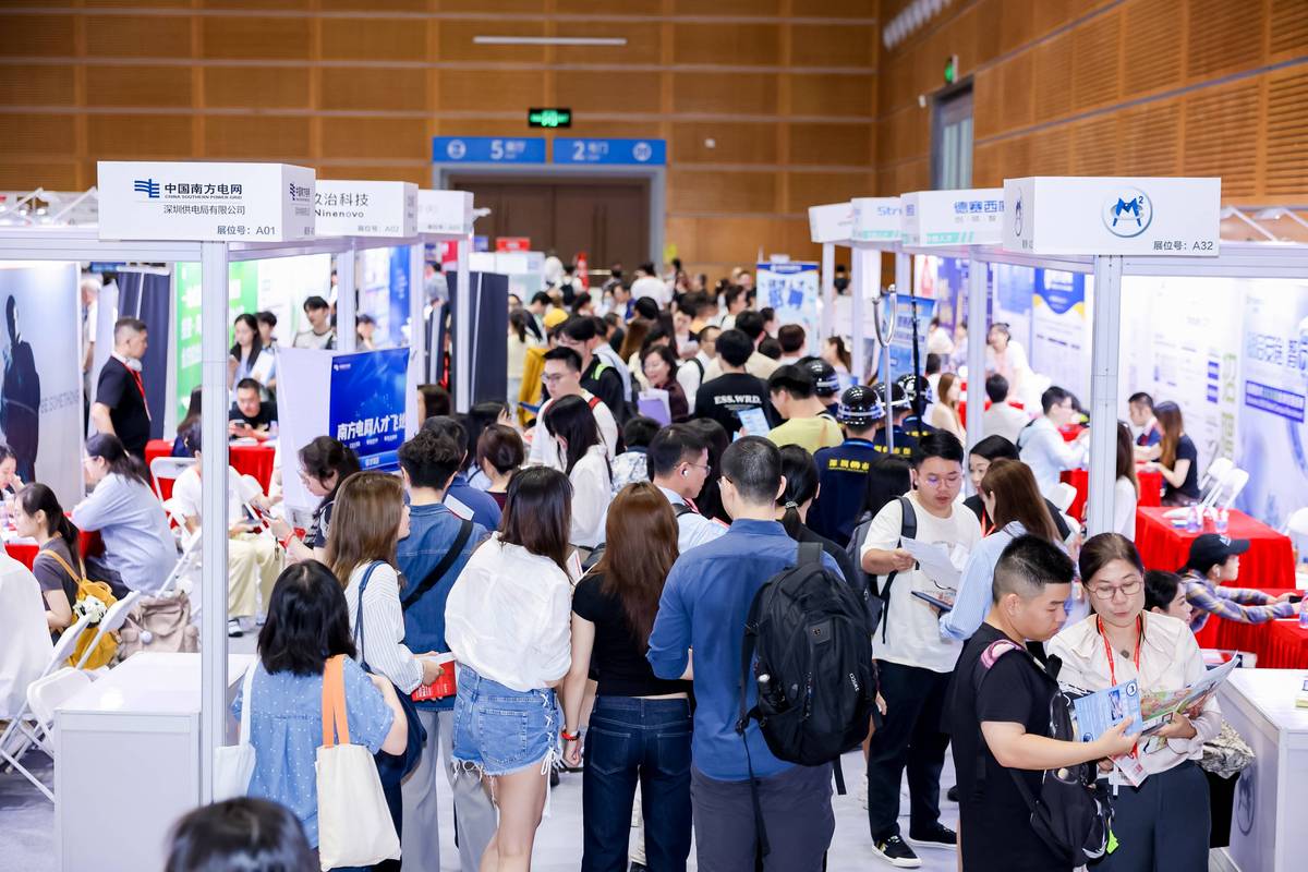 一线城市海归秋招线下招聘会现场