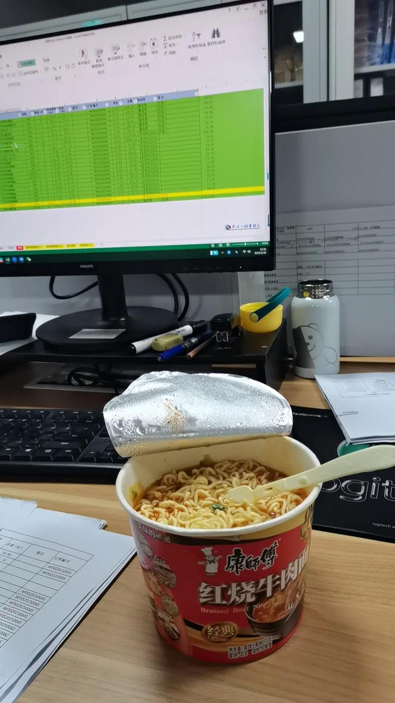 高校行政人员深夜加班吃泡面