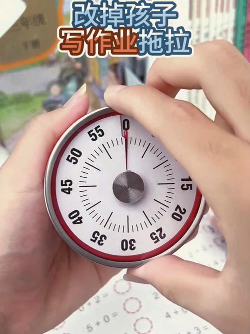 家长和孩子用计时器比赛写作业场景