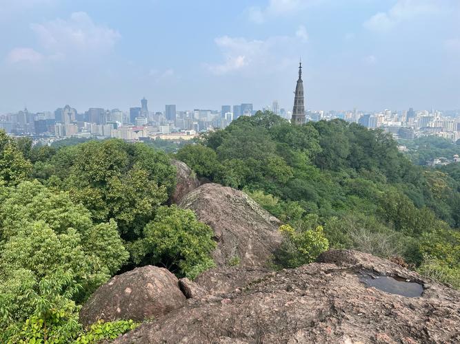 三、宝石山：俯瞰众生的视角