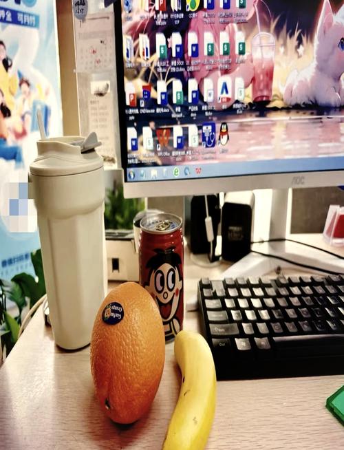 一个人在电脑前托腮发呆桌上满是零食