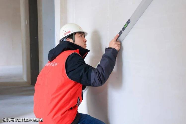 建筑工人用铅垂线检测墙体垂直度实景图