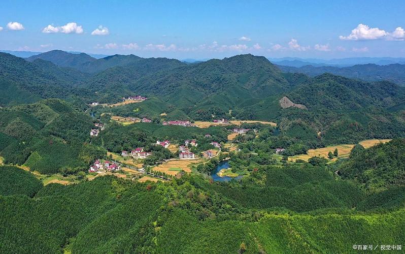 韶峰山顶远眺韶山冲连片民居 层叠的南方常绿山林