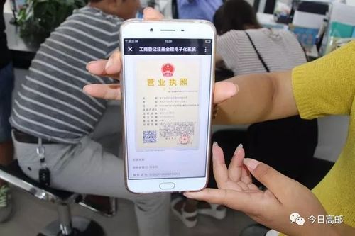 消费者在理发店前台拍营业执照存手机