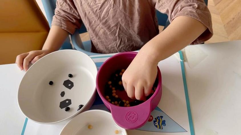 亲子在家玩挑豆子训练宝宝专注力实拍