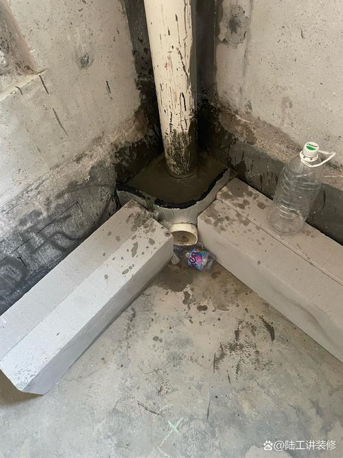 家装卫生间墙面开槽预埋排水管材现场