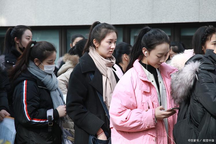 艺考统考考场外候考的学生人群