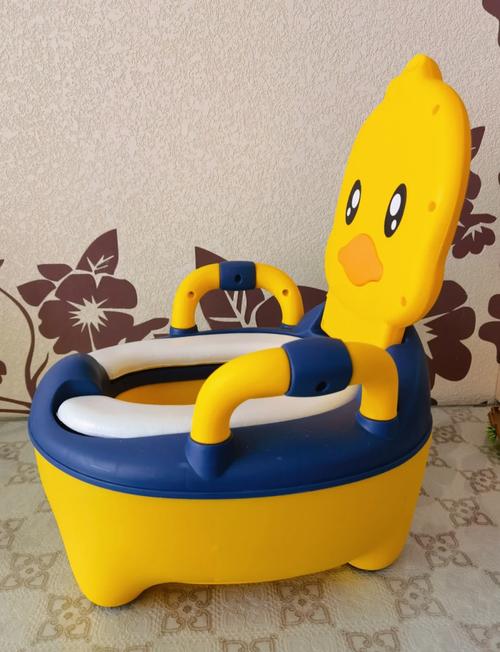 婴幼儿如厕训练卡通坐便器摆放图