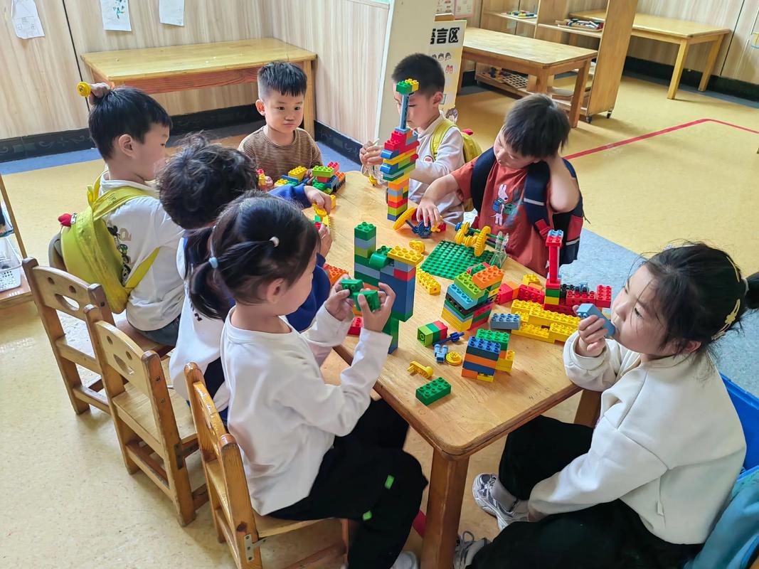 幼儿园孩子围坐在地玩积木的场景
