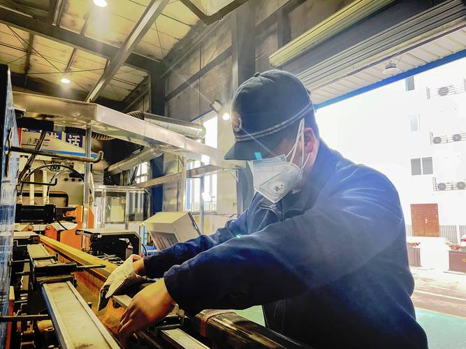 钢结构厂焊工佩戴护目镜作业实拍