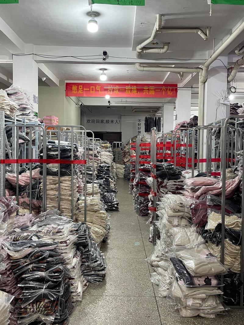 九堡女装直播间仓管盘点库存现场