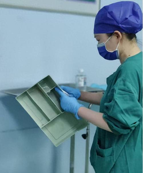 手术室中医生使用可消毒密封工业鼠标操作医疗设备