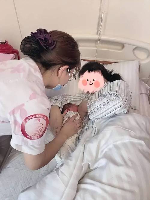 早产儿保温箱中使用的捐赠母乳奶瓶特写