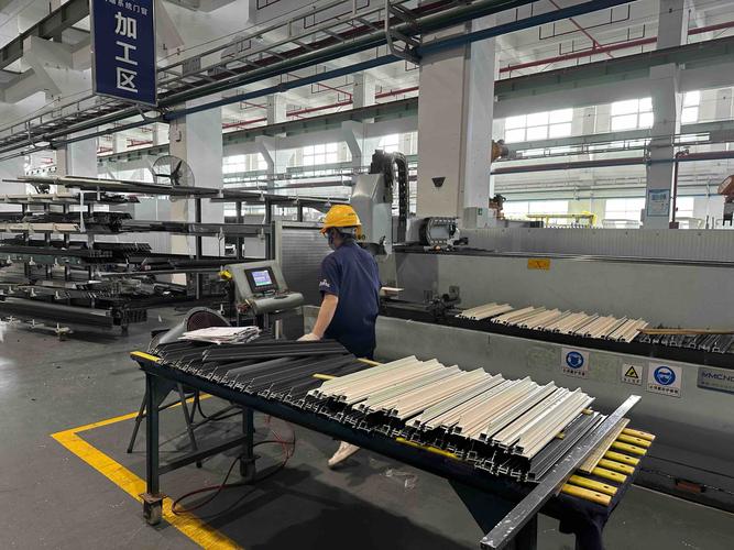 半自动切铝机搭配简易送料架 车间实景