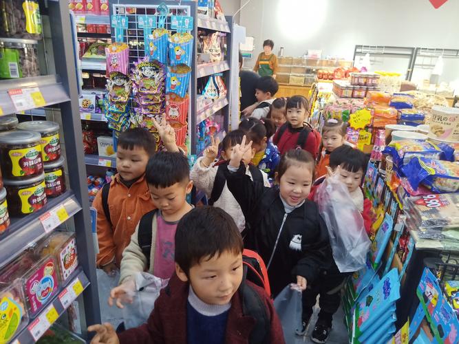 小学门口便利店儿童蹲在饮料货架前纠结选品