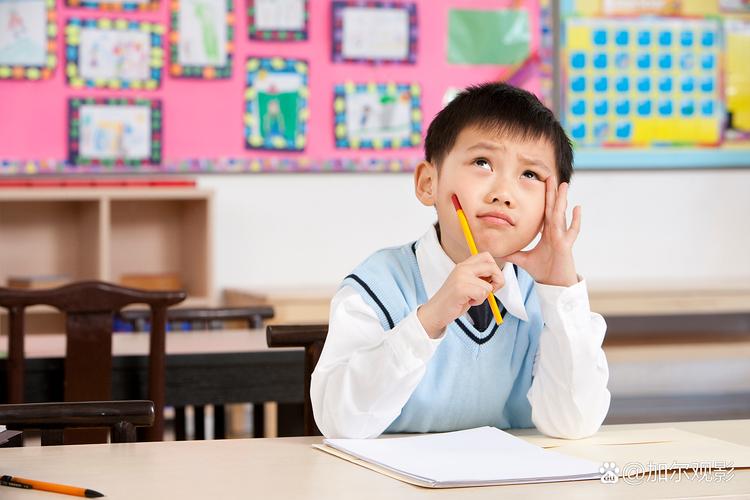 小学生攥着皱巴巴的小组任务单委屈低头