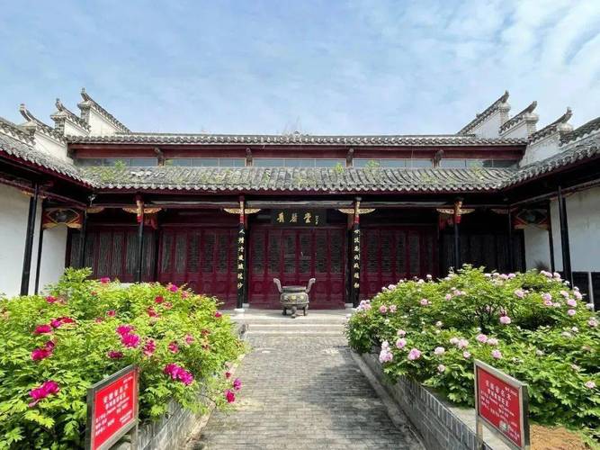 新建祠堂上的半朵新牡丹
