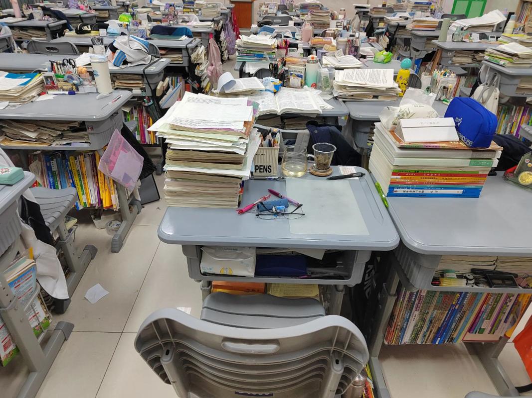 高中教室堆满书本的课桌实拍