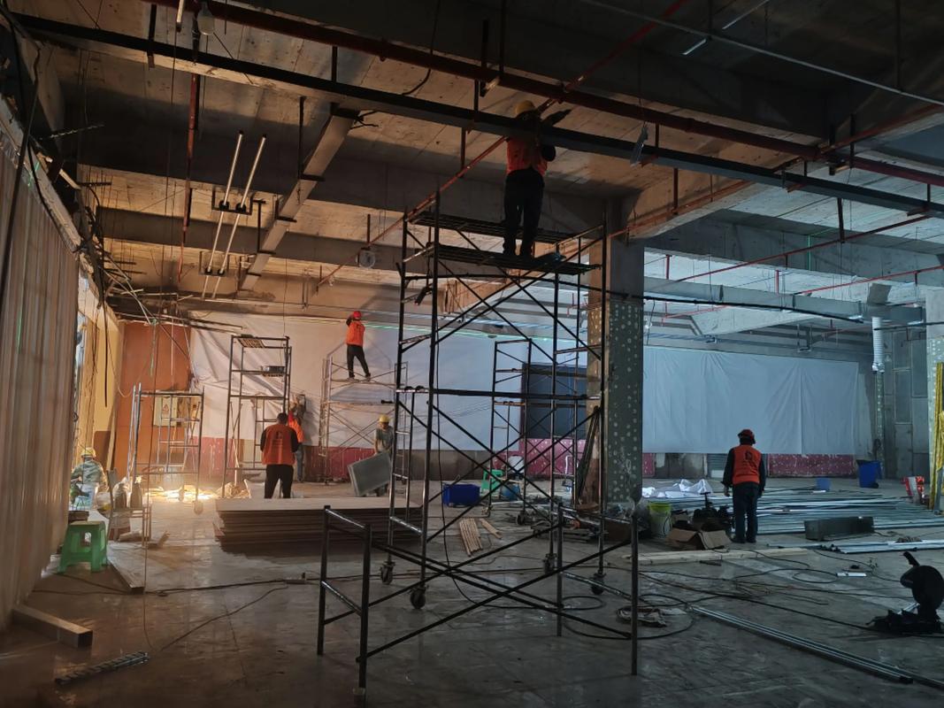 婚礼后台搭建现场忙碌的工人