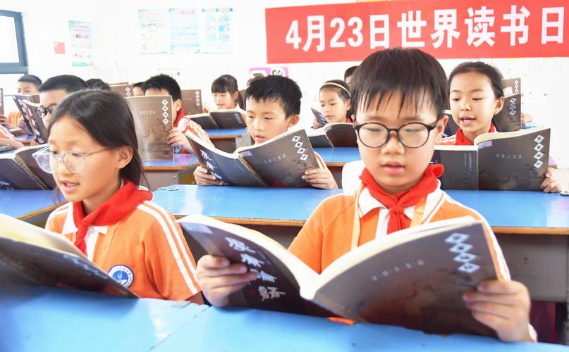 小学思政课堂上学生朗读课本画面