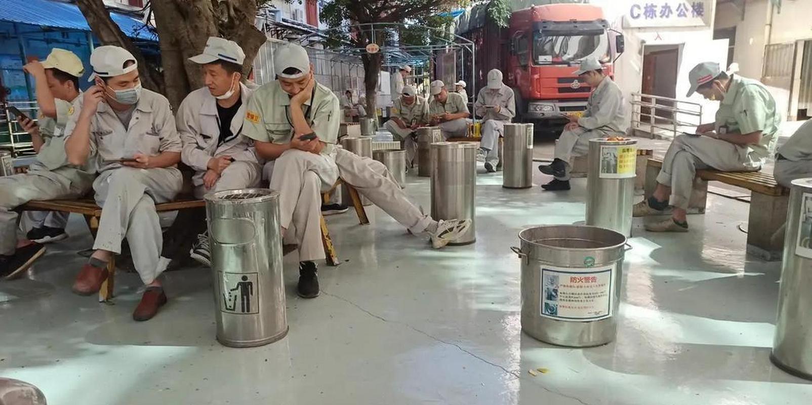 工厂车间工人下班后抽烟休息照片