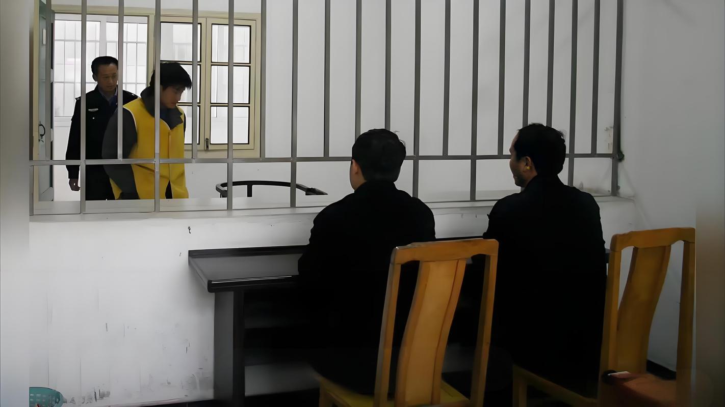 天津刑事辩护律所律师看守所会见当事人工作场景