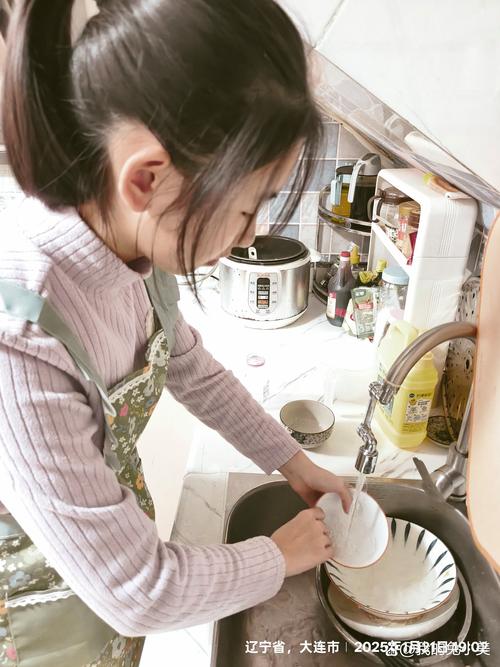 家庭厨房正确站立洗菜姿势示范图