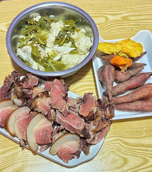 南漳薛坪农家院腊猪蹄炖干萝卜配野芹菜