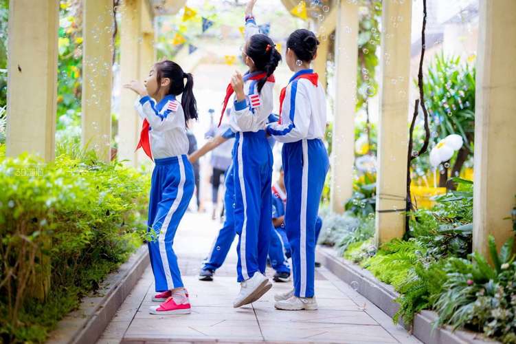 小学课间走廊上独自站着的穿校服的小学生