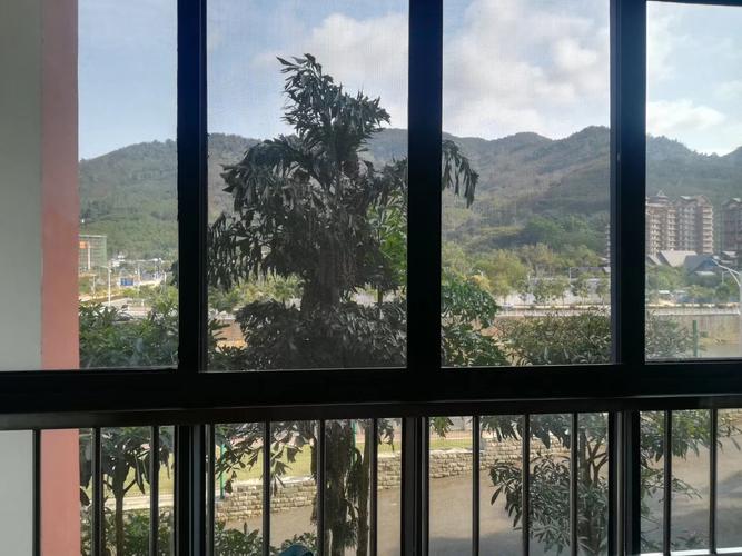 西部县城办公室窗外山脉风景
