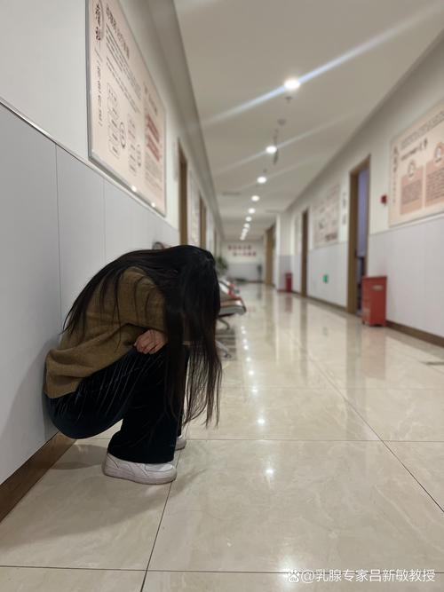 中小学走廊转角蹲着哭泣的女生背影