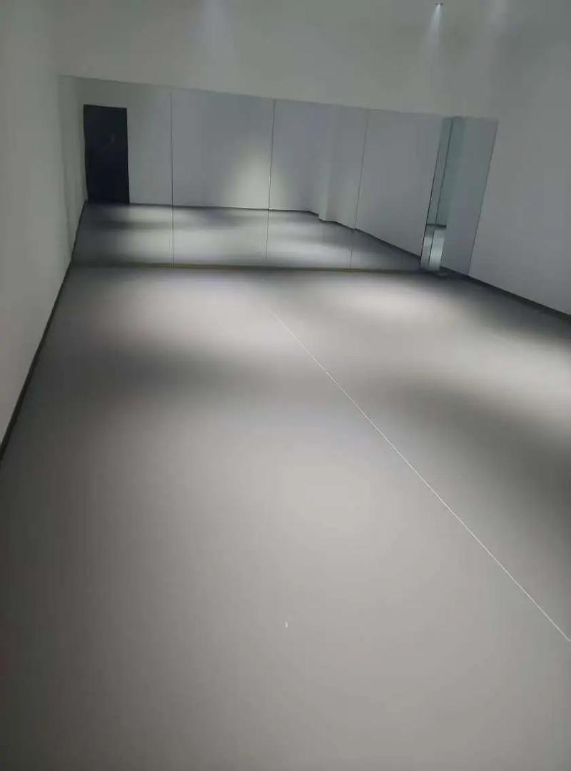瑜伽室灰色地胶铺设效果 暖光氛围
