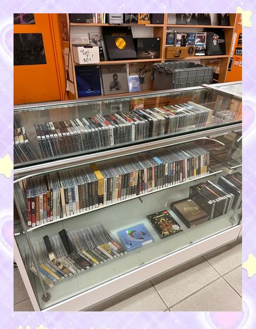 二手黑胶唱片店中顾客在货架间挑选碟片