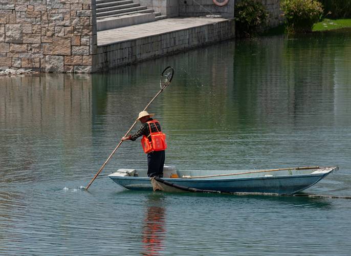 秋浦河漂流岸边戴竹斗笠的老船工